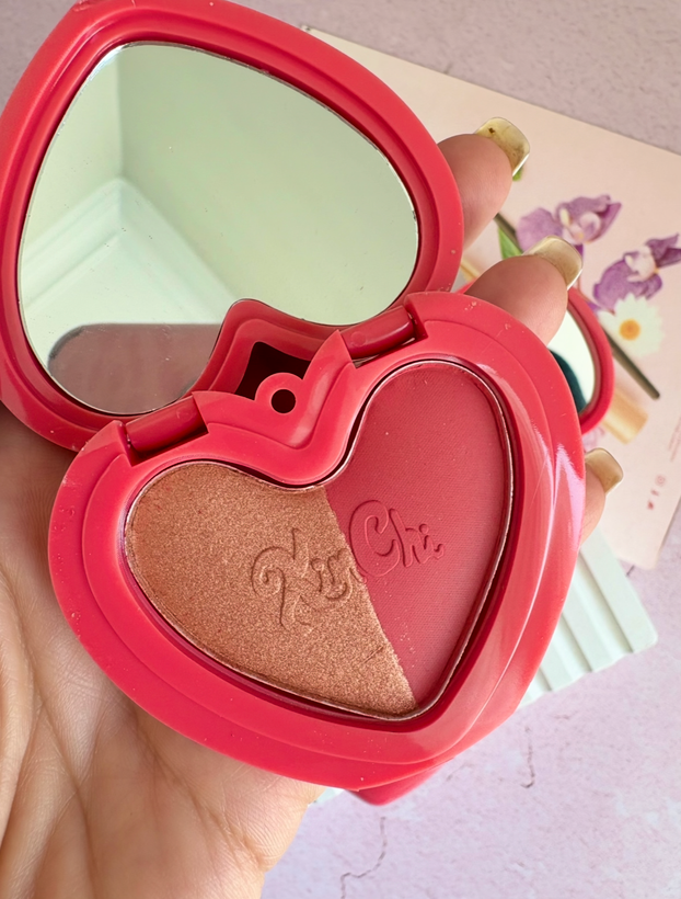 رژگونه و هایلایتر